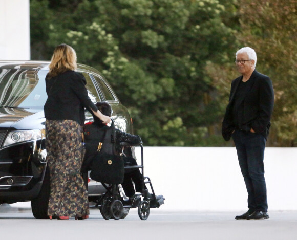 Exclusif - Liza Minnelli en fauteuil roulant à la sortie d'un dîner entre amis à Los Angeles. Le 9 juillet 2022 
