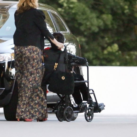 Exclusif - Liza Minnelli en fauteuil roulant à la sortie d'un dîner entre amis à Los Angeles. Le 9 juillet 2022 