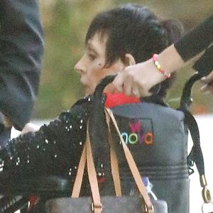 Exclusif - Liza Minnelli en fauteuil roulant à la sortie d'un dîner entre amis à Los Angeles.