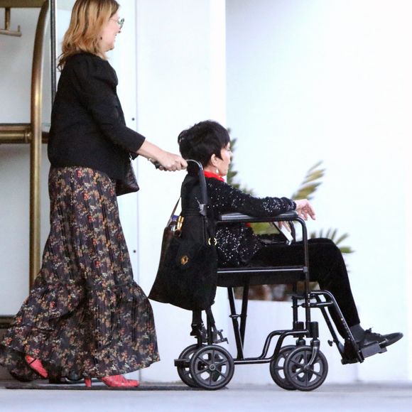 Exclusif - Liza Minnelli en fauteuil roulant à la sortie d'un dîner entre amis à Los Angeles. Le 9 juillet 2022 