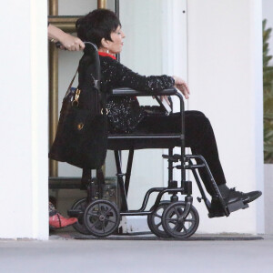 Exclusif - Liza Minnelli en fauteuil roulant à la sortie d'un dîner entre amis à Los Angeles. Le 9 juillet 2022 
