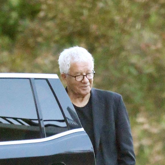 Exclusif - Liza Minnelli en fauteuil roulant à la sortie d'un dîner entre amis à Los Angeles. Le 9 juillet 2022 