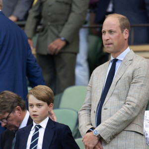 Le prince George de Cambridge, le prince William, duc de Cambridge - Catherine (Kate) Middleton remet le trophée à Novak Djokovic, vainqueur du tournoi de Wimbledon le 10 juillet 2022. 