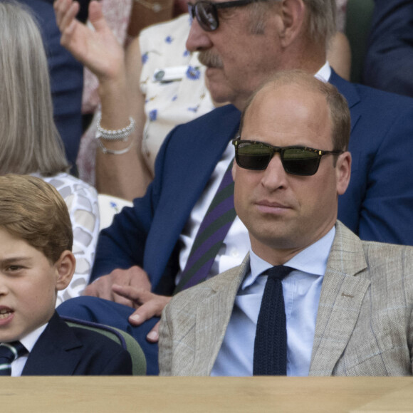 Le prince George de Cambridge, le prince William, duc de Cambridge - Catherine (Kate) Middleton remet le trophée à Novak Djokovic, vainqueur du tournoi de Wimbledon le 10 juillet 2022. 