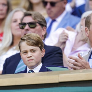 Le prince William, duc de Cambridge, et Catherine (Kate) Middleton, duchesse de Cambridge, avec le prince George de Cambridge dans les tribunes de la finale du tournoi de Wimbledon, le 10 juillet 2022. 