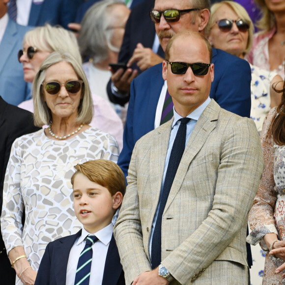 Le prince William, duc de Cambridge, et Catherine (Kate) Middleton, duchesse de Cambridge, avec le prince George de Cambridge dans les tribunes de la finale du tournoi de Wimbledon, le 10 juillet 2022. © Ray Tang/Zuma Press/Bestimage 