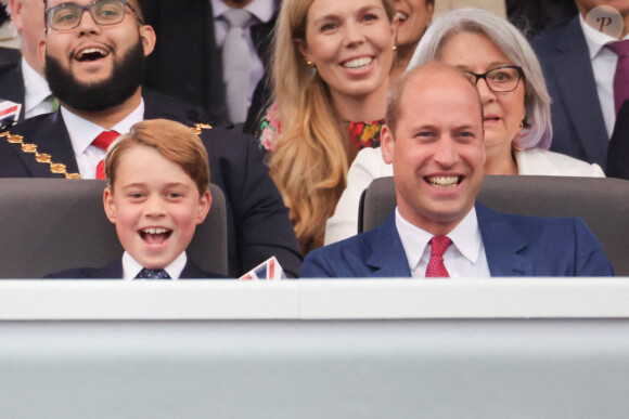 Le prince George et le prince William, duc de Cambridge - La famille royale d'Angleterre lors du concert devant le palais de Buckingham à Londres, à l'occasion du jubilé de platine de la reine d'Angleterre. Le 4 juin 2022 