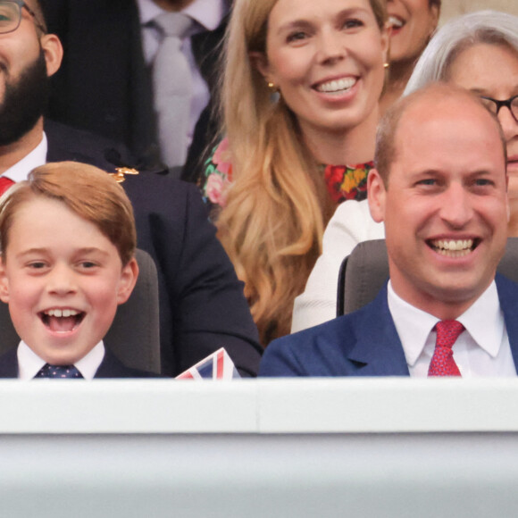 Le prince George et le prince William, duc de Cambridge - La famille royale d'Angleterre lors du concert devant le palais de Buckingham à Londres, à l'occasion du jubilé de platine de la reine d'Angleterre. Le 4 juin 2022 