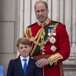 le prince William, duc de Cambridge et son fils le prince George - Les membres de la famille royale regardent le défilé Trooping the Colour depuis un balcon du palais de Buckingham à Londres lors des célébrations du jubilé de platine de la reine le 2 juin 2022.  2 June 2022. Members of The Royal Family attend The Queen's Birthday Parade - Trooping The Colour. On Horse Guards Parade, The Prince of Wales will take the Salute and inspect the Troops of the Household Division on Her Majesty's behalf, joined by The Duke of Cambridge and The Princess Royal. Here, Prince William, Duke of Cambridge, Prince George, 