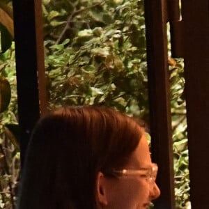 Exclusif - Jennifer Affleck (Lopez) et son mari Ben Affleck en lune de miel à Paris. Le couple nouvellement mariés est allé dîner au restaurant "Le Matignon", accompagné d'une des filles de l'acteur, Violet. Après le restaurant, Jennifer et Ben sont rentrés à leur hôtel, où l'on a pu apercevoir Ben Affleck fumait une cigarette à la fenêtre. Le 21 juillet 2022