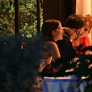 Exclusif - Jennifer Affleck (Lopez) et son mari Ben Affleck en lune de miel à Paris. Le couple nouvellement mariés est allé dîner au restaurant "Le Matignon", accompagné d'une des filles de l'acteur, Violet. Après le restaurant, Jennifer et Ben sont rentrés à leur hôtel, où l'on a pu apercevoir Ben Affleck fumait une cigarette à la fenêtre. Le 21 juillet 2022