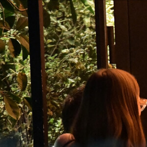 Exclusif - Jennifer Affleck (Lopez) et son mari Ben Affleck en lune de miel à Paris. Le couple nouvellement mariés est allé dîner au restaurant "Le Matignon", accompagné d'une des filles de l'acteur, Violet. Après le restaurant, Jennifer et Ben sont rentrés à leur hôtel, où l'on a pu apercevoir Ben Affleck fumait une cigarette à la fenêtre. Le 21 juillet 2022
