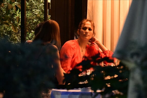Exclusif - Jennifer Affleck (Lopez) et son mari Ben Affleck en lune de miel à Paris. Le couple nouvellement mariés est allé dîner au restaurant "Le Matignon", accompagné d'une des filles de l'acteur, Violet. Après le restaurant, Jennifer et Ben sont rentrés à leur hôtel, où l'on a pu apercevoir Ben Affleck fumait une cigarette à la fenêtre. Le 21 juillet 2022