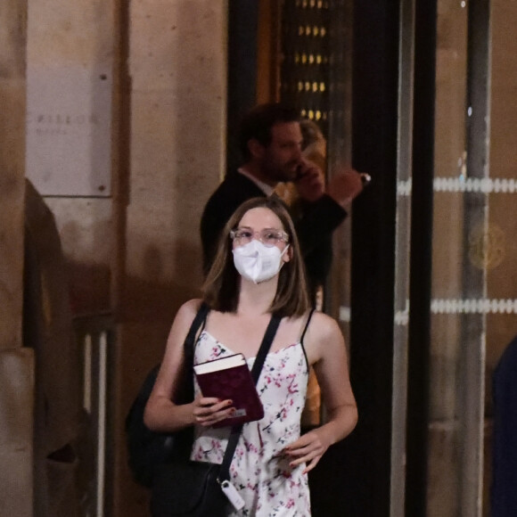 Exclusif - Jennifer Affleck (Lopez) et son mari Ben Affleck en lune de miel à Paris. Le couple nouvellement mariés est allé dîner au restaurant "Le Matignon", accompagné d'une des filles de l'acteur, Violet. Après le restaurant, Jennifer et Ben sont rentrés à leur hôtel, où l'on a pu apercevoir Ben Affleck fumait une cigarette à la fenêtre. Le 21 juillet 2022