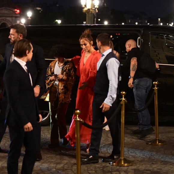 Exclusif - Jennifer Affleck (Lopez) et son mari Ben Affleck en lune de miel à Paris. Le couple nouvellement mariés est allé dîner au restaurant "Le Matignon", accompagné d'une des filles de l'acteur, Violet. Après le restaurant, Jennifer et Ben sont rentrés à leur hôtel, où l'on a pu apercevoir Ben Affleck fumait une cigarette à la fenêtre. Le 21 juillet 2022