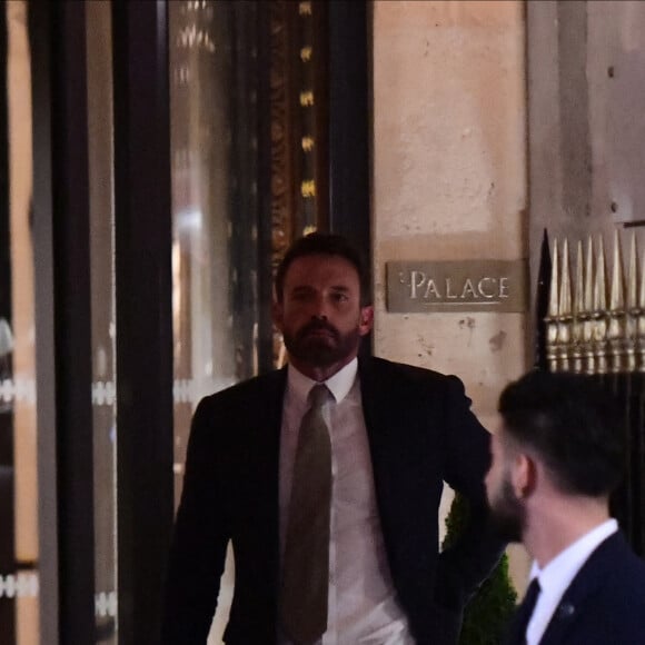 Exclusif - Jennifer Affleck (Lopez) et son mari Ben Affleck en lune de miel à Paris. Le couple nouvellement mariés est allé dîner au restaurant "Le Matignon", accompagné d'une des filles de l'acteur, Violet. Après le restaurant, Jennifer et Ben sont rentrés à leur hôtel, où l'on a pu apercevoir Ben Affleck fumait une cigarette à la fenêtre. Le 21 juillet 2022