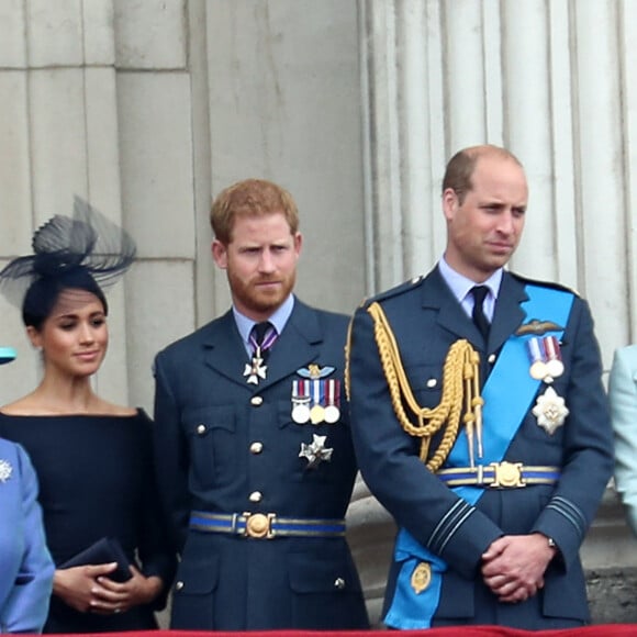 La reine Elisabeth II d'Angleterre, Meghan Markle, duchesse de Sussex (habillée en Dior Haute Couture par Maria Grazia Chiuri), le prince Harry, duc de Sussex, le prince William, duc de Cambridge, Kate Catherine Middleton, duchesse de Cambridge - La famille royale d'Angleterre lors de la parade aérienne de la RAF pour le centième anniversaire au palais de Buckingham à Londres. Le 10 juillet 2018 