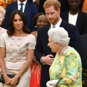 Le prince Harry, duc de Sussex, Meghan Markle, duchesse de Sussex, la reine Elisabeth II d'Angleterre - Personnalités à la cérémonie "Queen's Young Leaders Awards" au palais de Buckingham à Londres