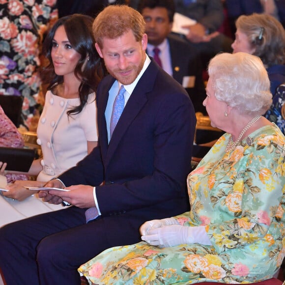 Meghan Markle, duchesse de Sussex, le prince Harry, duc de Sussex, la reine Elisabeth II d'Angleterre - Personnalités à la cérémonie "Queen's Young Leaders Awards" au palais de Buckingham à Londres le 26 juin 2018. 