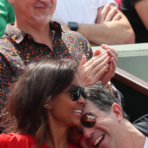Stéphane Plaza et Karine Le Marchand  dans les tribunes lors des internationaux de tennis de Roland Garros à Paris le 4 juin 2018.