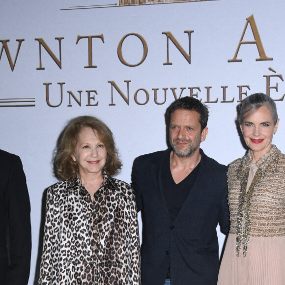 Le réalisateur Simon Curtis, Nathalie Baye, Jonathan Zaccaï, Elisabeth McGovern et Laura Carmichael lors de l'avant première de Downton Abbey 2 : Une nouvelle ère au cinéma Gaumont Champs-Élysées Marignan à Paris le 19 avril 2022 © Giancarlo Gorassini / Bestimage 