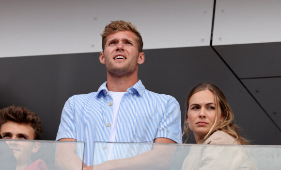 Kevin Mayer et sa compagne Delphine Jariel - Célébrités dans les tribunes des internationaux de France de Roland Garros à Paris le 31 mai 2022. © Cyril Moreau - Dominique Jacovides/Bestimage 