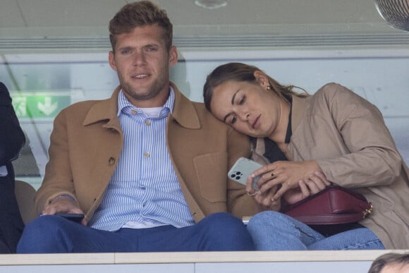 Kevin Mayer et sa compagne Delphine Jariel - Célébrités dans les tribunes des internationaux de France de Roland Garros à Paris le 31 mai 2022. © Cyril Moreau - Dominique Jacovides/Bestimage