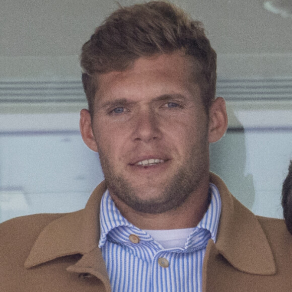 Kevin Mayer et sa compagne Delphine Jariel - Célébrités dans les tribunes des internationaux de France de Roland Garros à Paris le 31 mai 2022. © Cyril Moreau - Dominique Jacovides/Bestimage