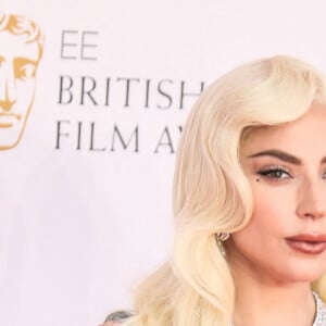 Lady Gaga (robe Ralph Lauren) - Photocall de la cérémonie des BAFTA 2022 (British Academy Film Awards) au Royal Albert Hall à Londres le 13 mars 2022.