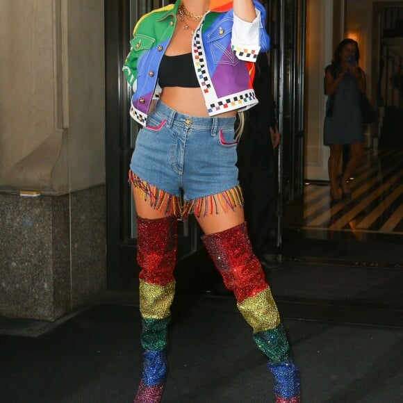 Lady Gaga aux couleurs de la Gay Pride sort de son hôtel à New York Le 28 Juin 2019 