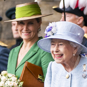 La reine Elisabeth II d'Angleterre, accompagnée du prince Edward, comte de Wessex et Sophie Rhys-Jones, comtesse de Wessex, assiste à la cérémonie des clés sur le parvis du palais de Holyroodhouse à Édimbourg, Royaume Uni, le 27 juin 2022, dans le cadre de son traditionnel voyage en Écosse pour la semaine de Holyrood. 