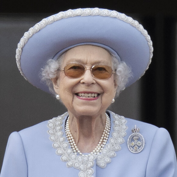 La reine Elisabeth II d'Angleterre - Les membres de la famille royale saluent la foule depuis le balcon du Palais de Buckingham, lors de la parade militaire "Trooping the Colour" dans le cadre de la célébration du jubilé de platine (70 ans de règne) de la reine Elizabeth II à Londres, le 2 juin 2022. © Avalon/Panoramic/Bestimage 