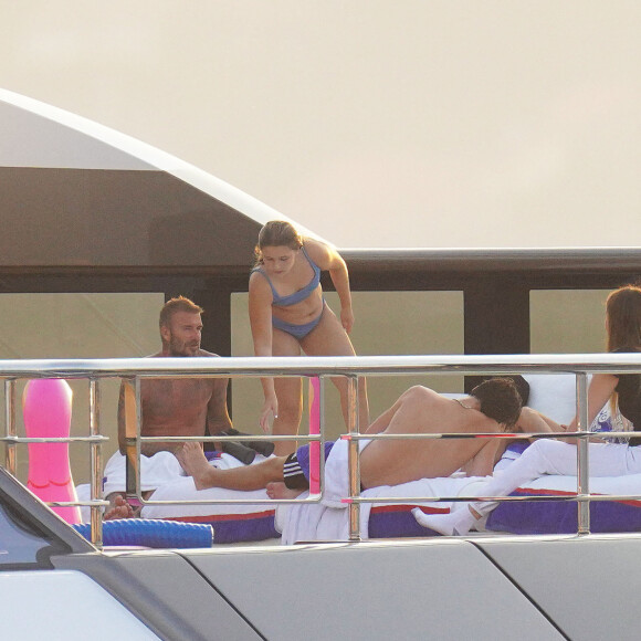 David Beckham, sa femme Victoria et leurs enfants, Harper et Cruz avec sa compagne Tana Holding passent leurs vacances sur leur yacht au Cap d'Antibes. Le 25 juillet 2022.