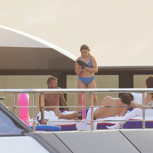 David Beckham, sa femme Victoria et leurs enfants, Harper et Cruz avec sa compagne Tana Holding passent leurs vacances sur leur yacht au Cap d'Antibes. Le 25 juillet 2022.