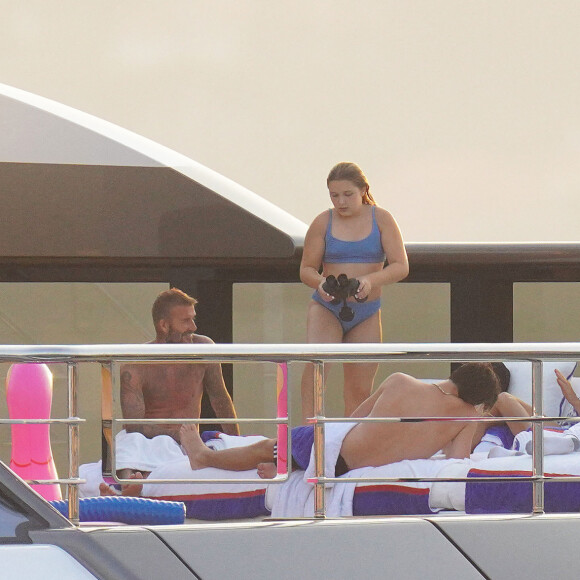 David Beckham, sa femme Victoria et leurs enfants, Harper et Cruz avec sa compagne Tana Holding passent leurs vacances sur leur yacht au Cap d'Antibes. Le 25 juillet 2022.