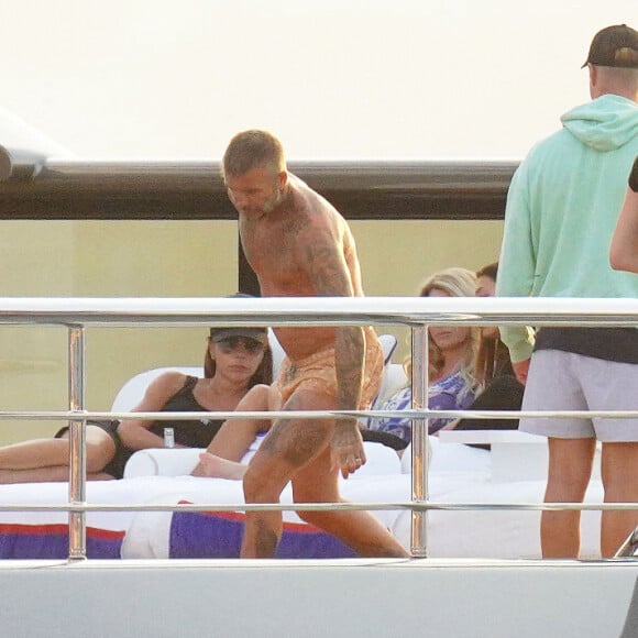 David Beckham, sa femme Victoria et leurs enfants, Harper et Cruz avec sa compagne Tana Holding passent leurs vacances sur leur yacht au Cap d'Antibes.