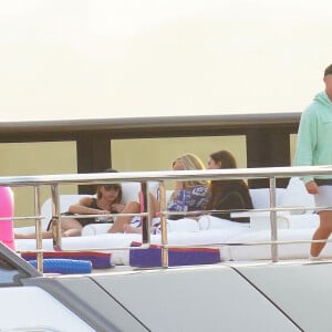 David Beckham, sa femme Victoria et leurs enfants, Harper et Cruz avec sa compagne Tana Holding passent leurs vacances sur leur yacht au Cap d'Antibes. Le 25 juillet 2022.