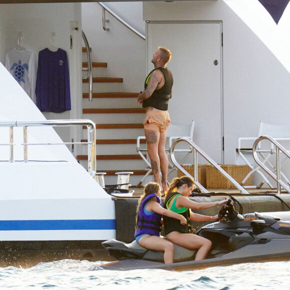 David Beckham, sa femme Victoria et leurs enfants, Harper et Cruz avec sa compagne Tana Holding passent leurs vacances sur leur yacht au Cap d'Antibes. Le 25 juillet 2022.