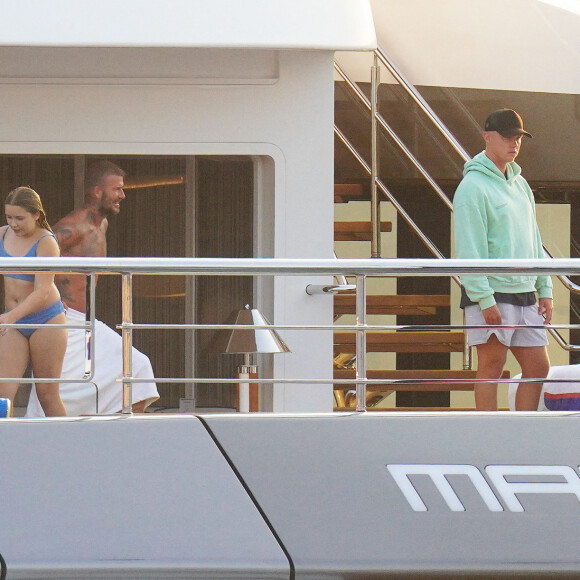 David Beckham, sa femme Victoria et leurs enfants, Harper et Cruz avec sa compagne Tana Holding passent leurs vacances sur leur yacht au Cap d'Antibes. Le 25 juillet 2022.