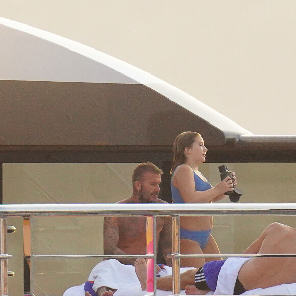 David Beckham, sa femme Victoria et leurs enfants, Harper et Cruz avec sa compagne Tana Holding passent leurs vacances sur leur yacht au Cap d'Antibes. Le 25 juillet 2022.