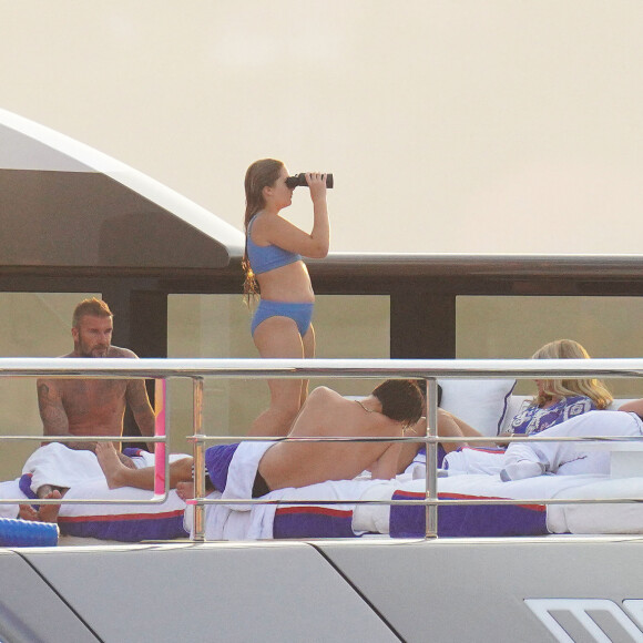David Beckham, sa femme Victoria et leurs enfants, Harper et Cruz avec sa compagne Tana Holding passent leurs vacances sur leur yacht au Cap d'Antibes. Le 25 juillet 2022.