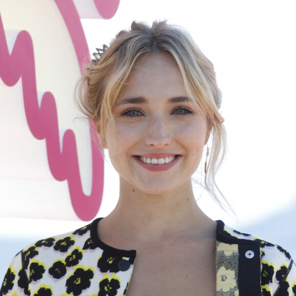 Chloé Jouannet au photocall de la saison 2 de la série "Derby Girl" lors de la 5ème saison du festival International des Séries "Canneseries" à Cannes, France, le 4 avril 2022. © Denis Guignebourg/Bestimage 