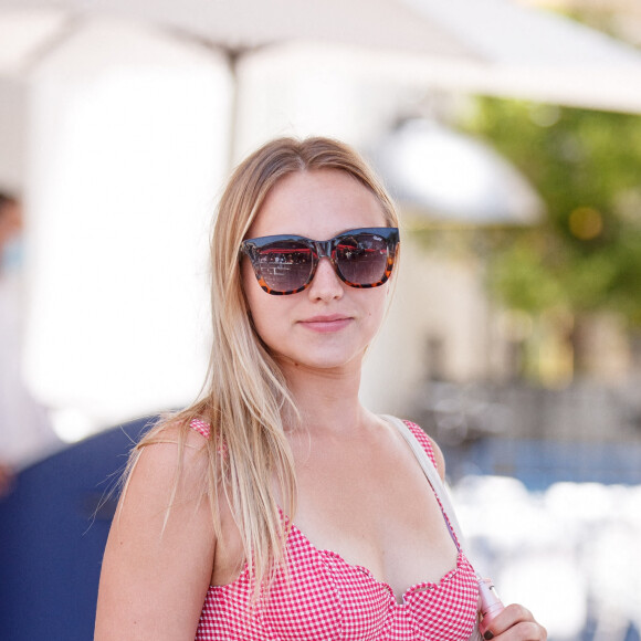 Chloé Jouannet à la sortie de l'hôtel Martinez en marge du 74ème festival international du film de Cannes le 11 juillet 2021