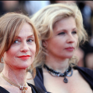 Isabelle Huppert, Eva Ionesco - Montée des marches du film "The tree of life", lors du 64e Festival de Cannes.