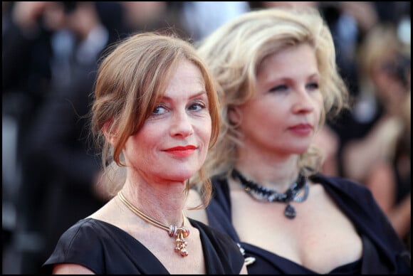 Isabelle Huppert, Eva Ionesco - Montée des marches du film "The tree of life", lors du 64e Festival de Cannes.