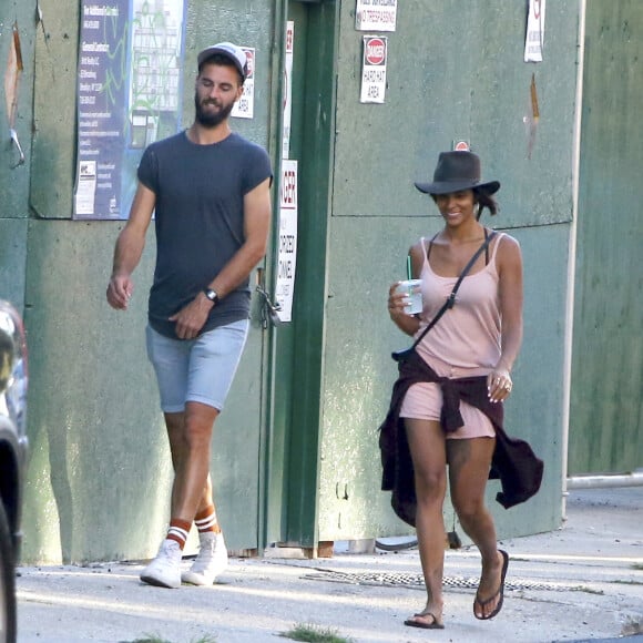 Benoît Paire et sa compagne Shy'm se promènent dans les rues de Brooklyn à New York.