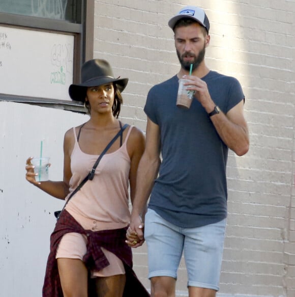 Benoît Paire et sa compagne Shy'm se promènent dans les rues de Brooklyn à New York.