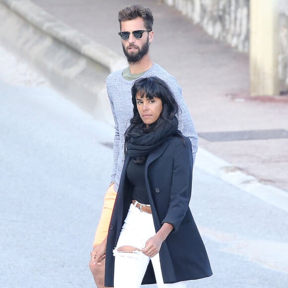 Benoît Paire et sa compagne Shy'm se promènent dans les rues de Monaco après un déjeuner à leur hôtel le 13 avril 2016.