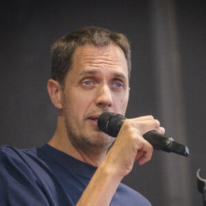 Le chanteur Fabien Marsaud dit Grand Corps Malade sur la scène du festival du Printemps de Pirogues à la Plaine de l'Ain à Saint-Vulbas (01), France le 01/07/2022. © Sandrine Thesillat / Panoramic / Bestimage