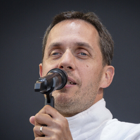 Le chanteur Fabien Marsaud dit Grand Corps Malade sur la scène du festival du Printemps de Pirogues à la Plaine de l'Ain à Saint-Vulbas (01), France le 01/07/2022. © Sandrine Thesillat / Panoramic / Bestimage